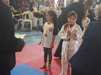 Torneo de Zona Norte: Vicky con su medalla
