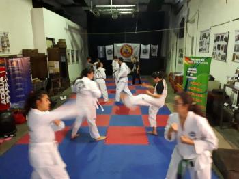 El grupo de los adolescentes y adultos entrenando para el torneo - 03ABR2019
