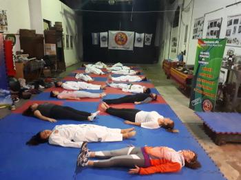 El grupo de los adultos realizando un ejercicio de relajación al final de la clase - 29MAY2019
