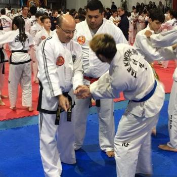 Seminario Buenos Aires 2019 - El Maestro Omar Severino VIII Dan Fundador y Maestro Asesor de la escuela, ayudando en el Módulo de Defensa Personal  - 15JUN2019
